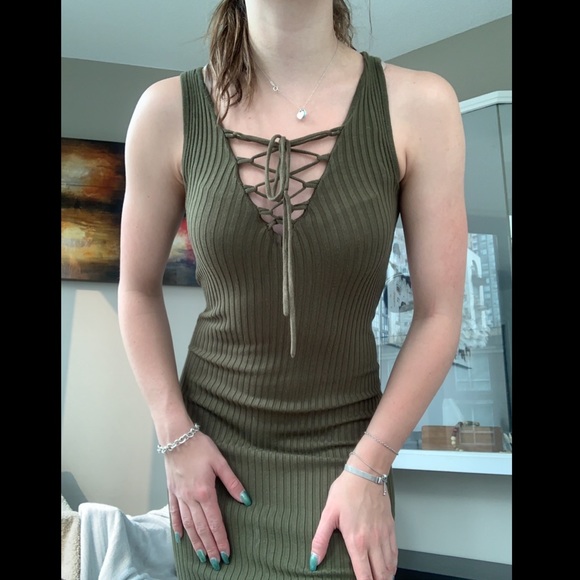 Green lace front dress - Picture 2 of 2
